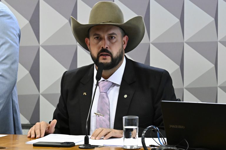 Parlamento aprova piso de R$ 5 mil para caminhoneiros de longa distância