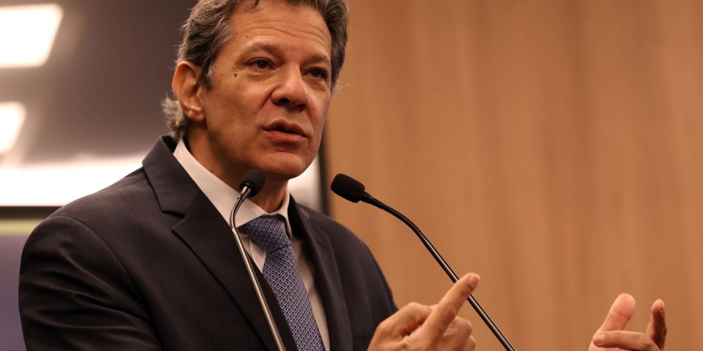 PT oficializa Haddad para disputa ao governo paulista