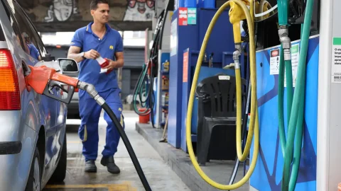 Governo prorroga subsídio da gasolina por mais um mês
