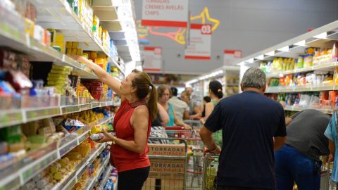 Feijão dispara e cesta básica sobe em 17 capitais durante junho