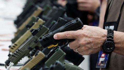 Flexibilização de regras de armas nos EUA preocupa especialistas no Brasil