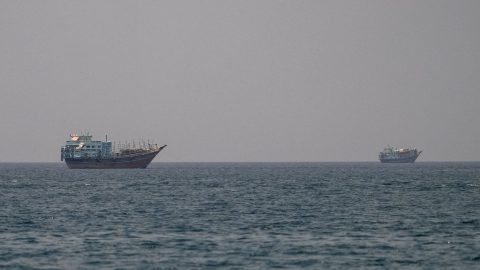 Navios reduzem passagens por Ormuz enquanto cresce tensão no Golfo