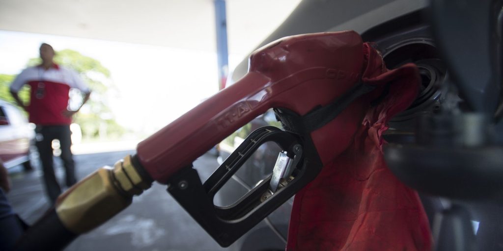 Governo começa a desmontar subsídios a combustíveis após queda do petróleo