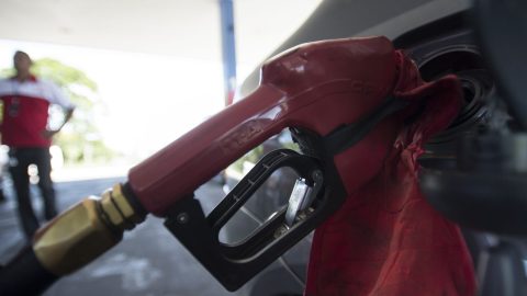 Governo começa a desmontar subsídios a combustíveis após queda do petróleo