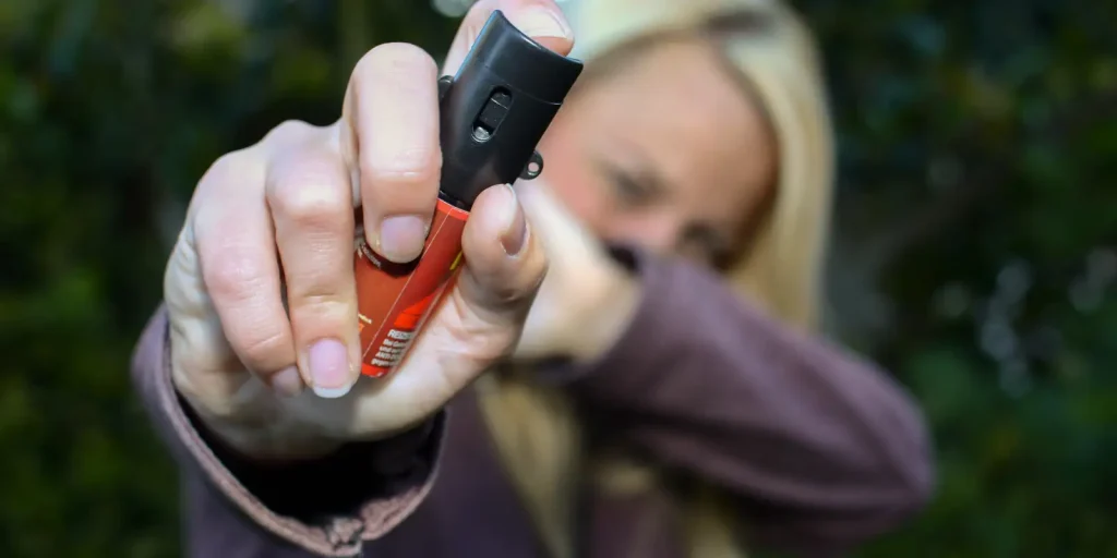 Promotora questiona eficácia do spray de pimenta como solução de segurança