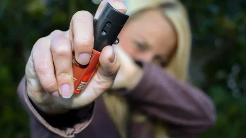 Promotora questiona eficácia do spray de pimenta como solução de segurança