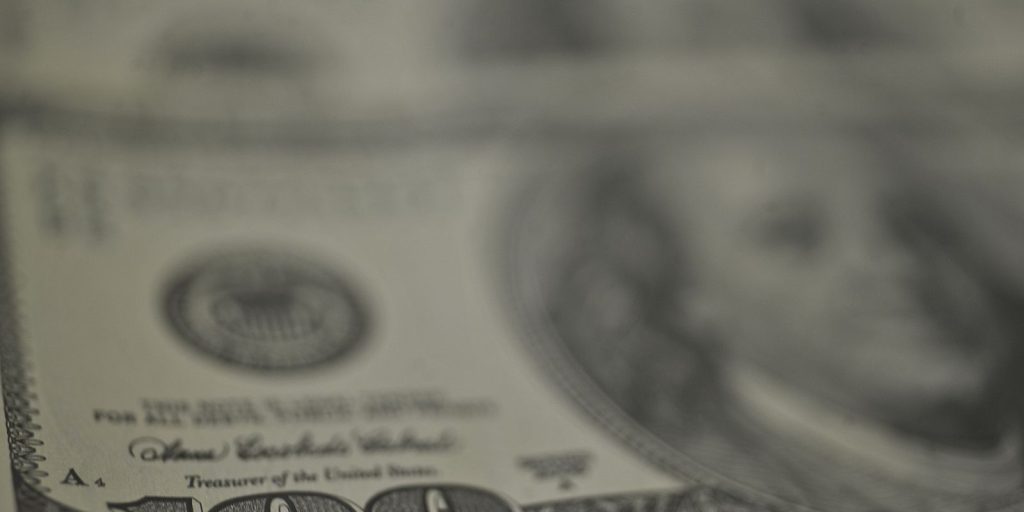 Petróleo sobe e dólar cede com tensão no Oriente Médio