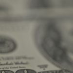 Petróleo sobe e dólar cede com tensão no Oriente Médio