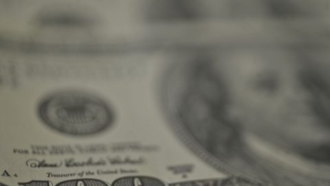 Petróleo sobe e dólar cede com tensão no Oriente Médio