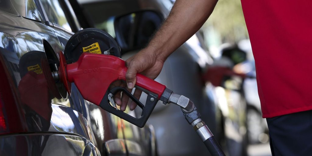 Governo adia decisão sobre aumento de etanol na gasolina