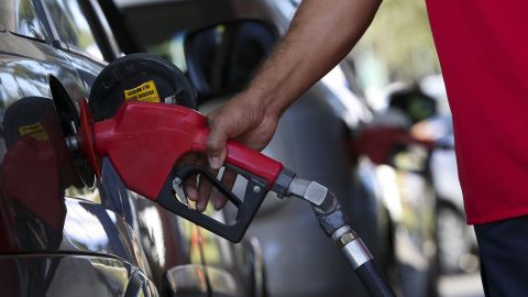 Governo adia decisão sobre aumento de etanol na gasolina