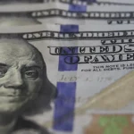 Dólar recua a R$ 5,07 em menor cotação do mês