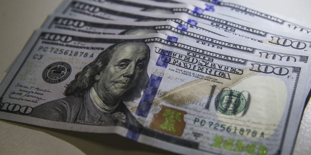 Dólar recua a mínima de três semanas; Ibovespa avança 1,22%