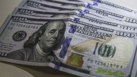 Dólar recua a mínima de três semanas; Ibovespa avança 1,22%