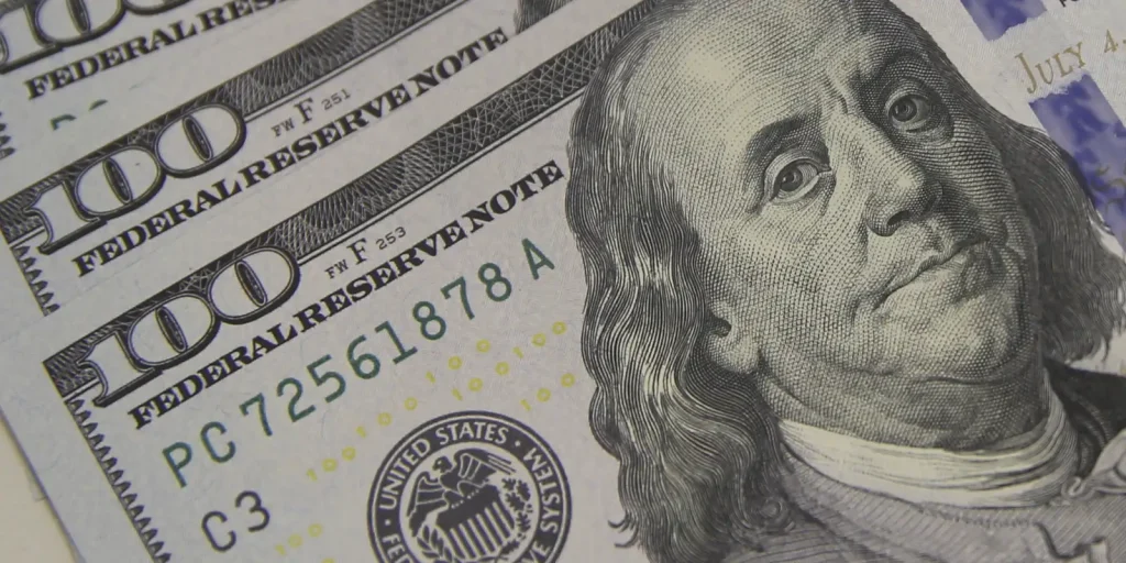 Dólar atinge menor patamar em dois meses com avanço do real