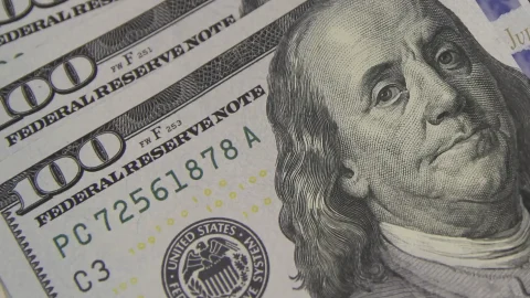 Dólar atinge menor patamar em dois meses com avanço do real