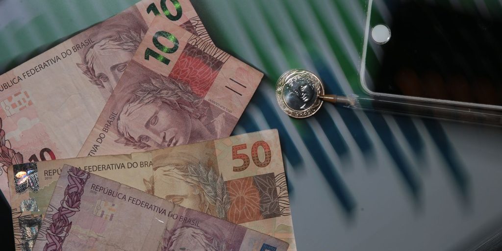 Economia cresce modestamente em maio com indústria em alta