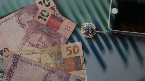 Economia cresce modestamente em maio com indústria em alta