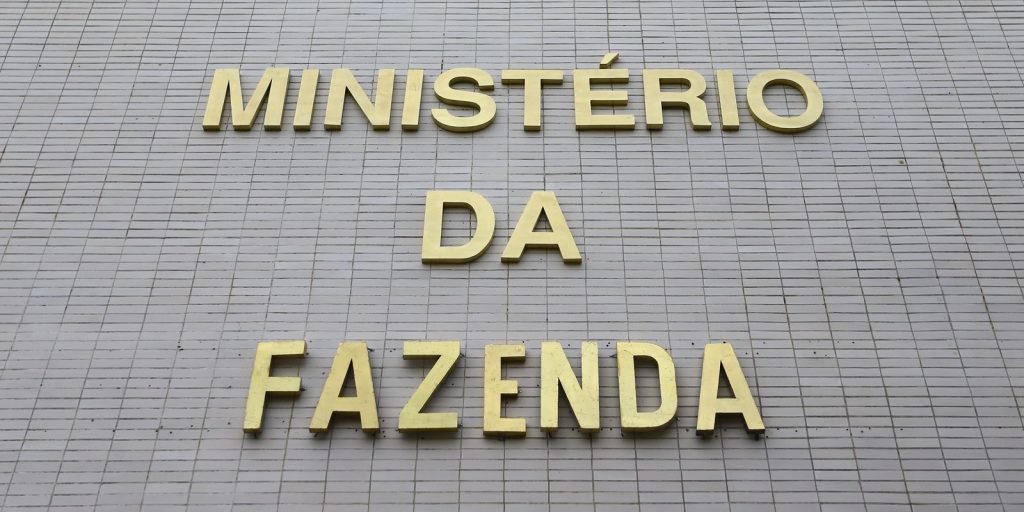Déficit primário cai para R$ 52 bilhões com revisão de gastos obrigatórios