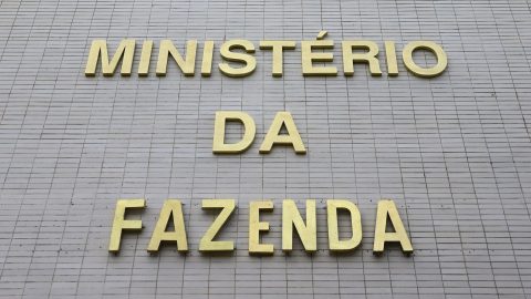 Déficit primário cai para R$ 52 bilhões com revisão de gastos obrigatórios