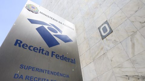 Receita inclui 17 empresas de combustíveis na lista de devedores contumazes