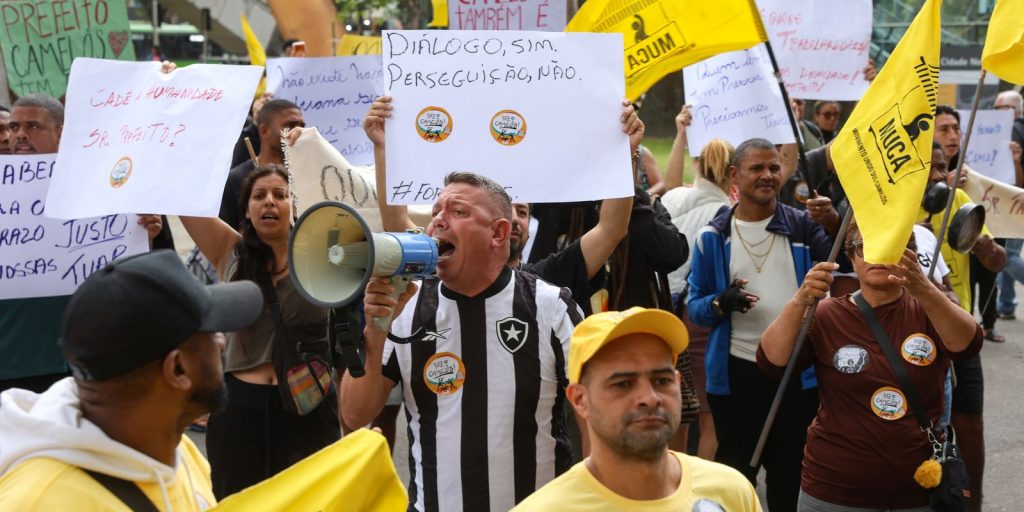 Ambulantes ocupam Prefeitura contra operação na orla carioca