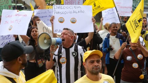 Ambulantes ocupam Prefeitura contra operação na orla carioca