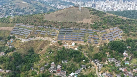 Painéis solares no morro de Niterói abastecem 19 creches da cidade