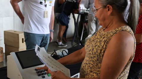 Presidenciáveis dividem terça entre TV, eventos e contato direto com eleitores
