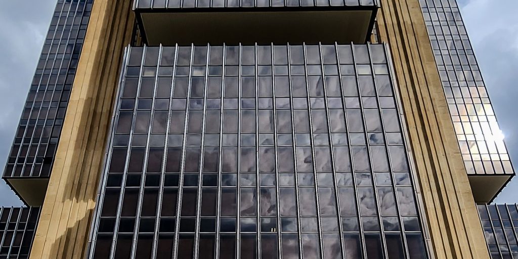BC reduz juros, mas mantém cautela diante de pressões inflacionárias