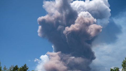 Cinzas do Etna mantêm aeroporto de Catânia fechado na Sicília