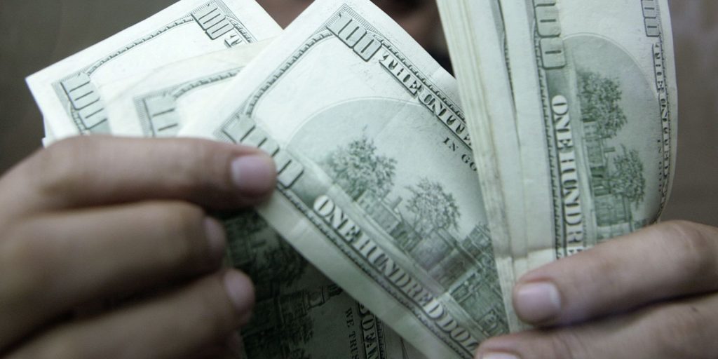 Mercados fecham o mês com ganhos; dólar recua 1,82% em julho