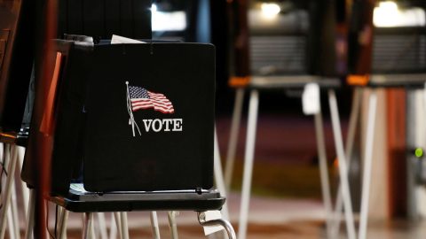 Progressista vence primária democrata na Flórida para o Senado