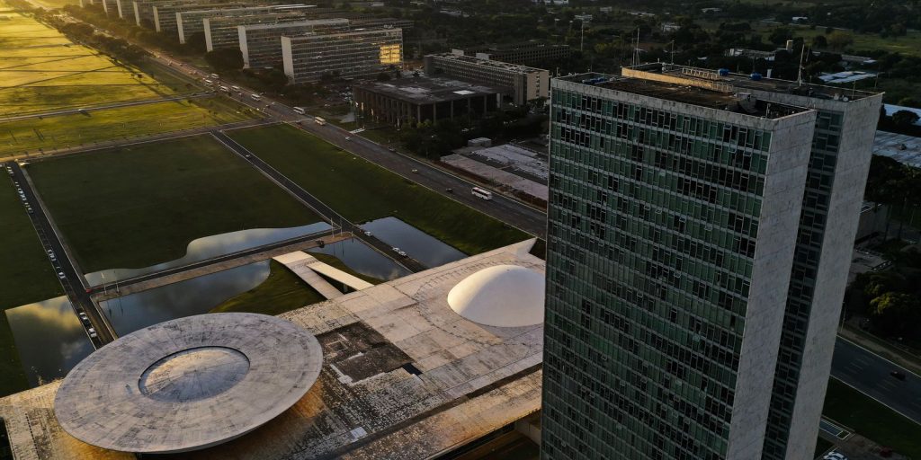 Brasileiros votam em outubro para renovar Legislativo federal e estadual