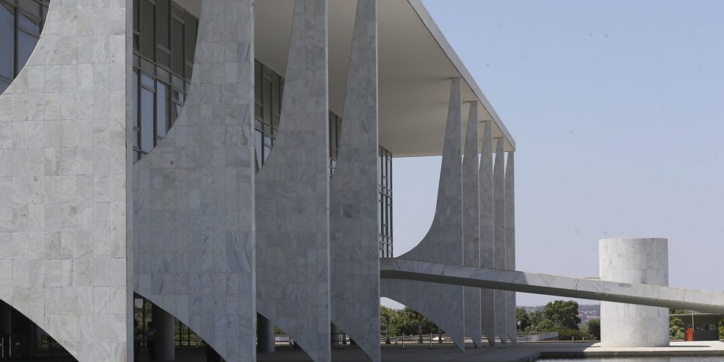 Entenda os poderes e responsabilidades de presidente e vice no Brasil
