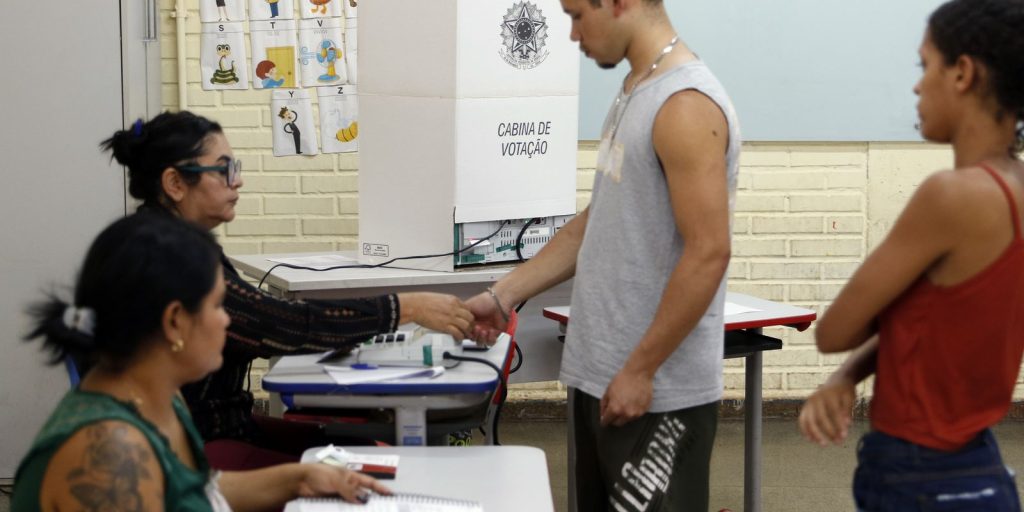 Eleitorado jovem encolhe 22% em 16 anos com envelhecimento do Brasil