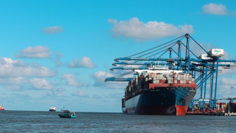 Comércio Internacional Enfrenta Novas Dinâmicas em 2024