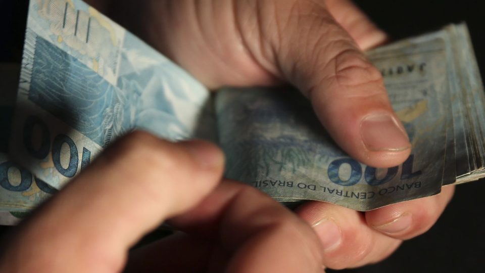 Dívida pública cresce em julho apesar de resgates; juros pressionam endividamento