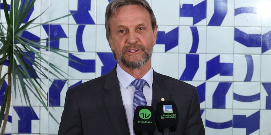 Desmaio de líder petista atrasa votações na Câmara