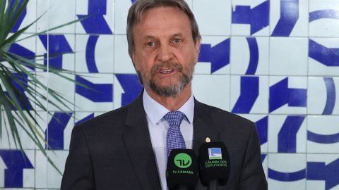 Desmaio de líder petista atrasa votações na Câmara