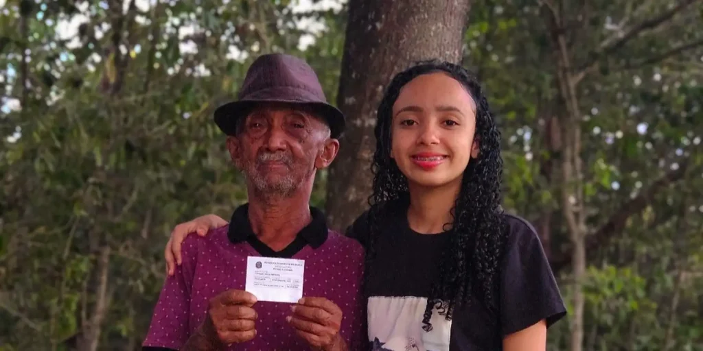 Jovens quilombolas abraçam urna em busca de mudanças para comunidades