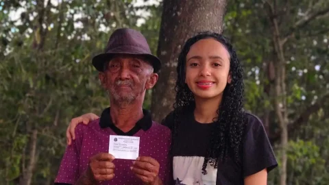 Jovens quilombolas abraçam urna em busca de mudanças para comunidades