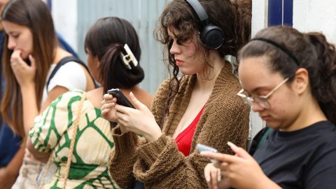 Jovens brasileiros enfrentam barreiras na entrada do mercado formal