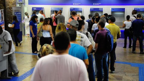 Bancários param por 24 horas nesta quinta em campanha por reajustes