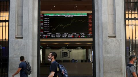 Petrobras dispara e Ibovespa bate recorde em quatro meses