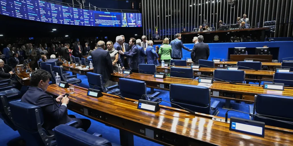 Aziz busca atalho regimental para votar PEC da escala 6×1 no plenário