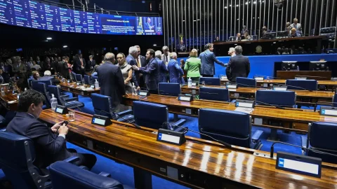 Aziz busca atalho regimental para votar PEC da escala 6×1 no plenário