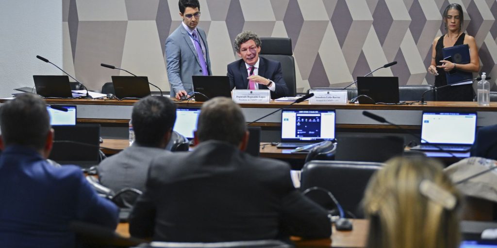 Votação da MP sobre importações é adiada para quarta-feira