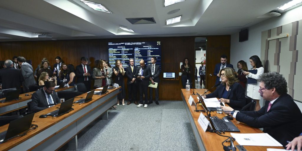 Comissão aprova isenção de impostos em compras internacionais de até US$ 50