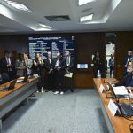 Comissão aprova isenção de impostos em compras internacionais de até US$ 50